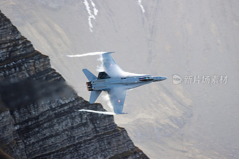 F/A18喷气式战斗机在山上飞行